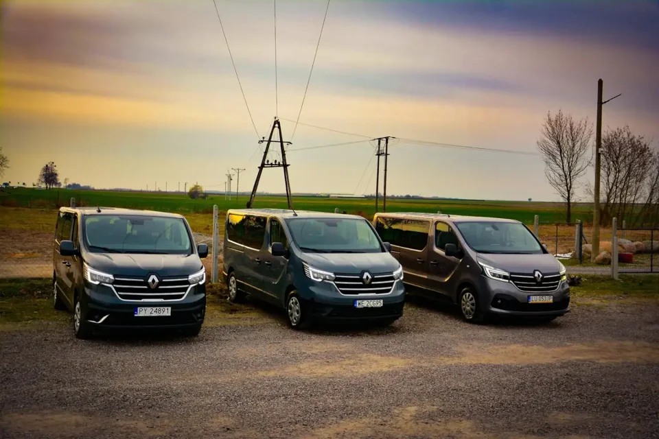 Trzy busy Renault Trafic z floty wypożyczalni Rent9